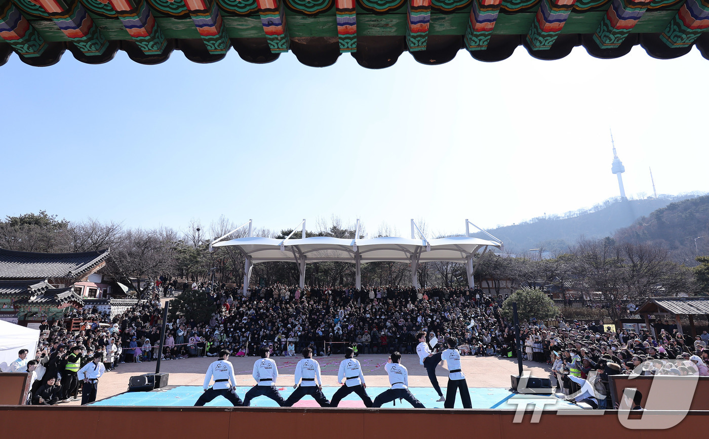 (서울=뉴스1) 박지혜 기자 = 설 연휴 마지막날인 18일 서울 중구 남산골한옥마을에서 태권도 퍼포먼스 ‘태권도! 영원한 유산!’ 시범 공연이 펼쳐지고 있다. 2026.2.18/뉴 …