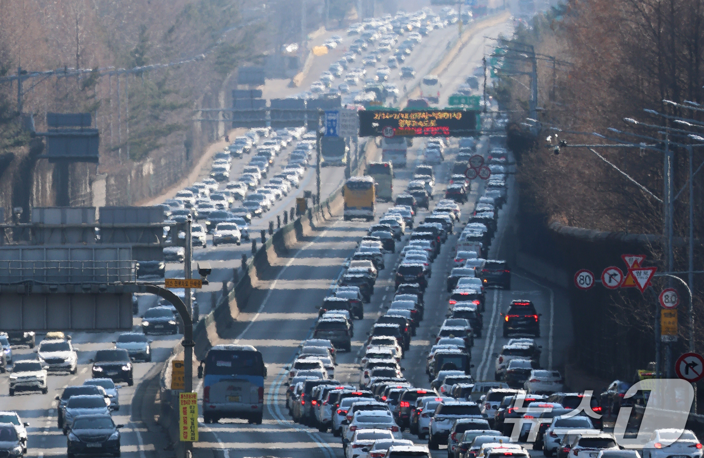 (서울=뉴스1) 오대일 기자 = 설 연휴 마지막 날인 18일 오후 서울 서초구 잠원IC 인근 경부고속도로 상행선(왼쪽)·하행선 방향 차량들이 서행하고 있다.한국도로공사는 교통 혼잡 …