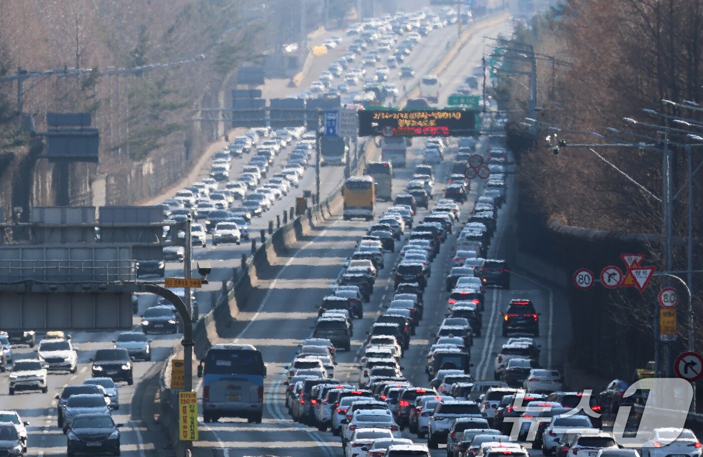 본문 이미지 - 설 연휴 마지막 날인 18일 오후 서울 서초구 잠원IC 인근 경부고속도로 상행선(왼쪽)·하행선 방향 차량들이 서행하고 있다. 한국도로공사는 교통 혼잡이 오후 3~4시께 정점을 찍은 뒤 오후 11~12시 사이 점차 해소될 것으로 내다보고 있다. 이날 전국 고속도로 교통량은 전날(615만대)보다 줄어든 485만대로 예상된다. 2026.2.18 ⓒ 뉴스1 오대일 기자
