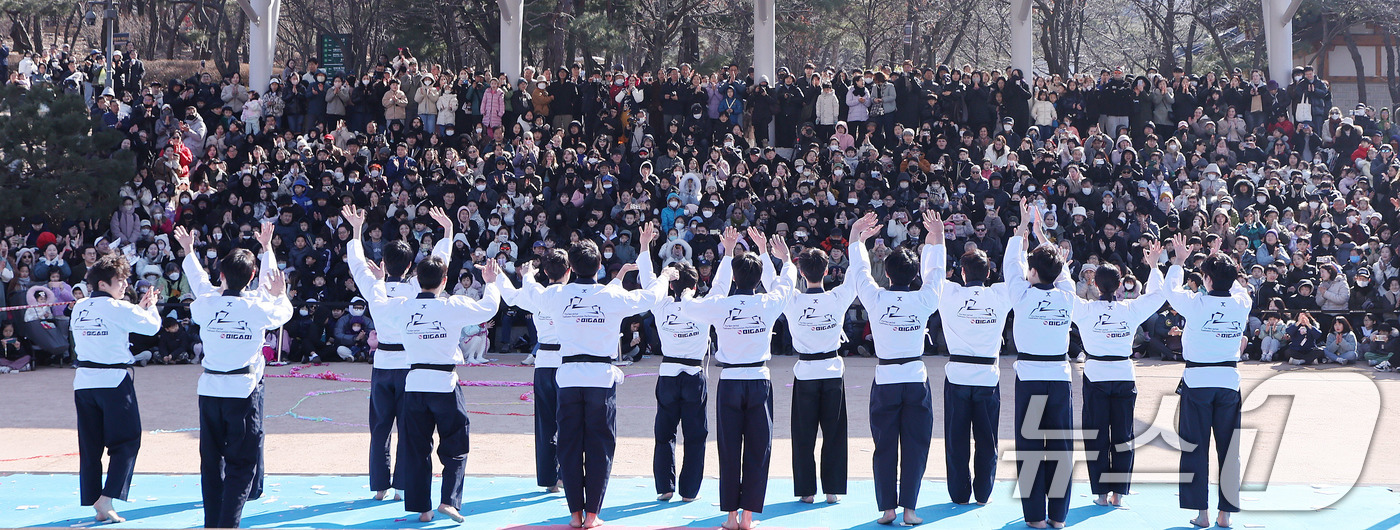 (서울=뉴스1) 박지혜 기자 = 설 연휴 마지막날인 18일 서울 중구 남산골한옥마을에서 태권도 퍼포먼스 ‘태권도! 영원한 유산!’ 시범 공연이 펼쳐지고 있다. 2026.2.18/뉴 …