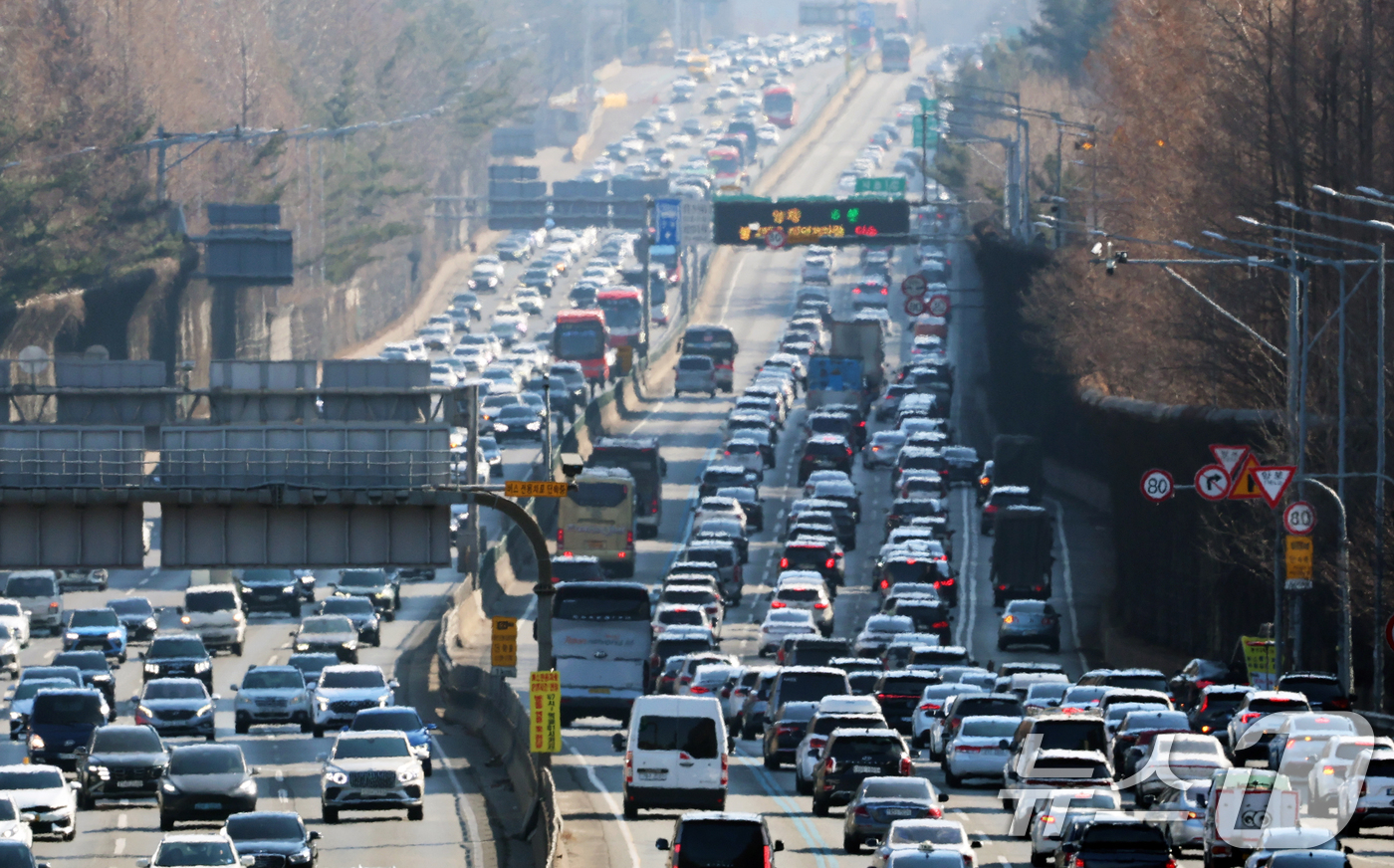 (서울=뉴스1) 오대일 기자 = 설 연휴 마지막 날인 18일 오후 서울 서초구 잠원IC 인근 경부고속도로 상행선(왼쪽)·하행선 방향 차량들이 서행하고 있다.한국도로공사는 교통 혼잡 …