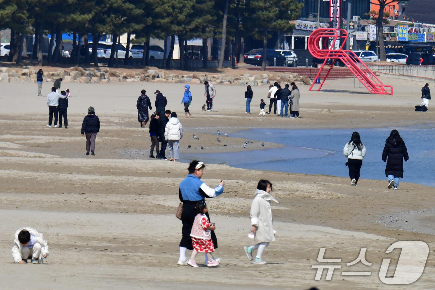 (포항=뉴스1) 최창호 기자 = 설 연휴 마지막 날인 18일 경북 포항시 영일대해수욕장 백사장에서 시민들과 관광객들이 휴일을 즐기고 있다.  2026.2.18/뉴스1