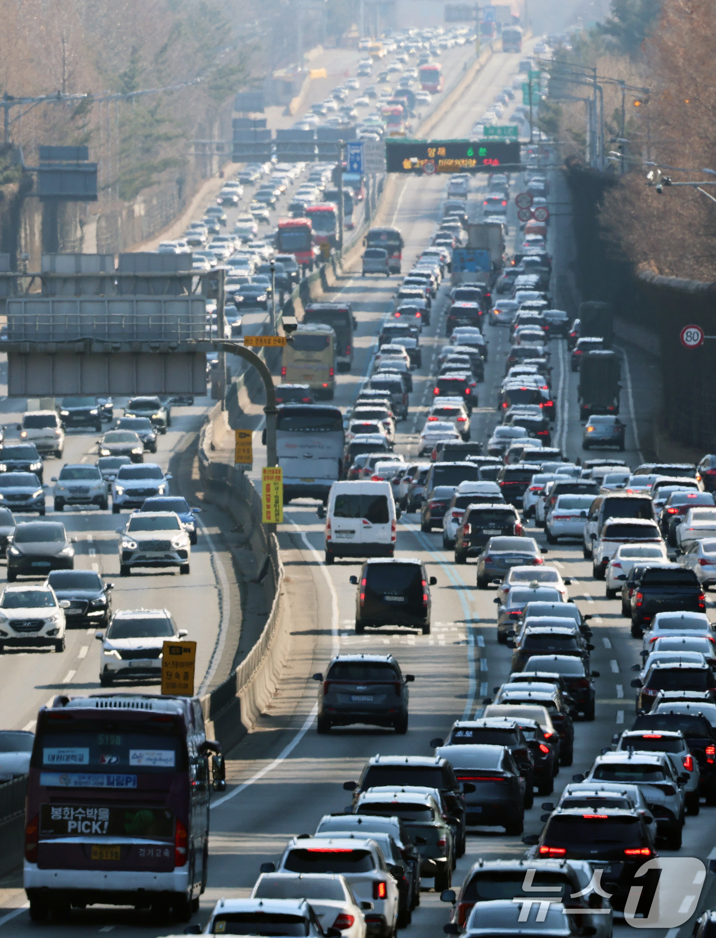 (서울=뉴스1) 오대일 기자 = 설 연휴 마지막 날인 18일 오후 서울 서초구 잠원IC 인근 경부고속도로 상행선(왼쪽)·하행선 방향 차량들이 서행하고 있다.한국도로공사는 교통 혼잡 …