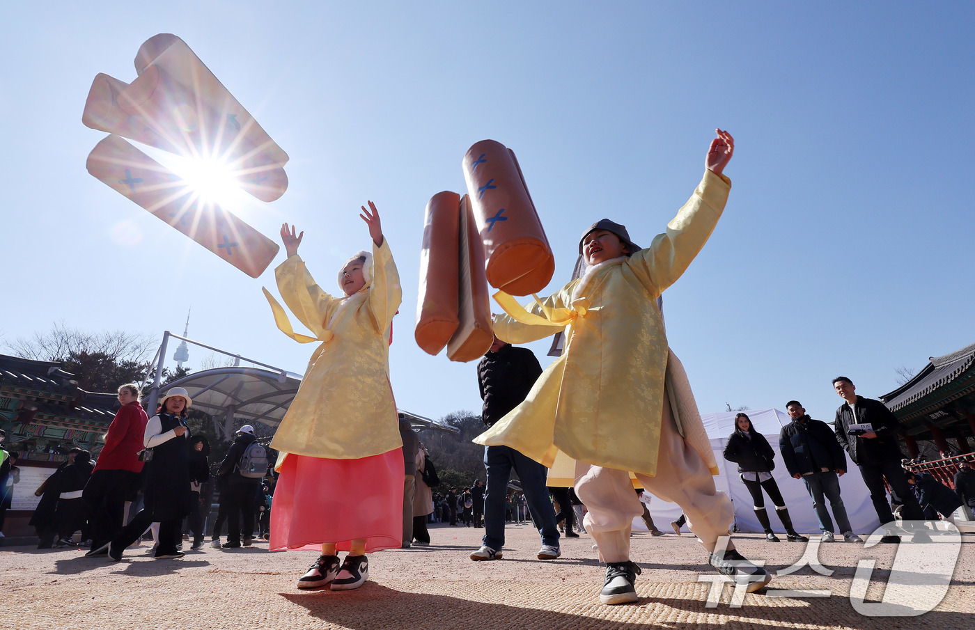 (서울=뉴스1) 박지혜 기자 = 설 연휴 마지막날인 18일 서울 중구 남산골한옥마을에서 열린 ‘2026 남산골 설축제’를 찾은 한복 입은 어린이들이 윷놀이를 하고 있다. 2026. …