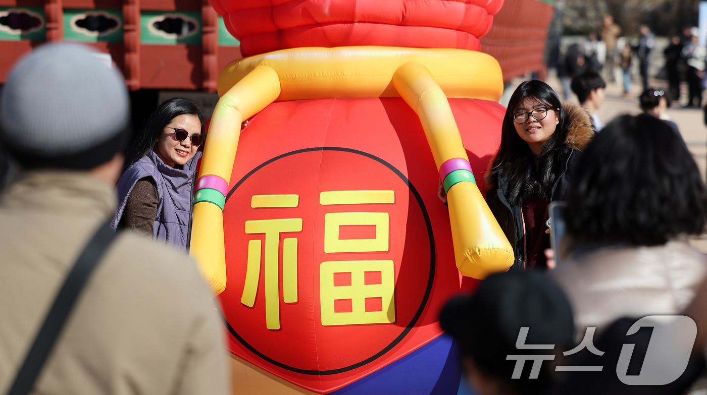 (서울=뉴스1) 박지혜 기자 = 설 연휴 마지막날인 18일 서울 중구 남산골한옥마을에서 열린 ‘2026 남산골 설축제’를 찾은 외국인관광객들이 복주머니 앞에서 기념 촬영을 하고 있 …
