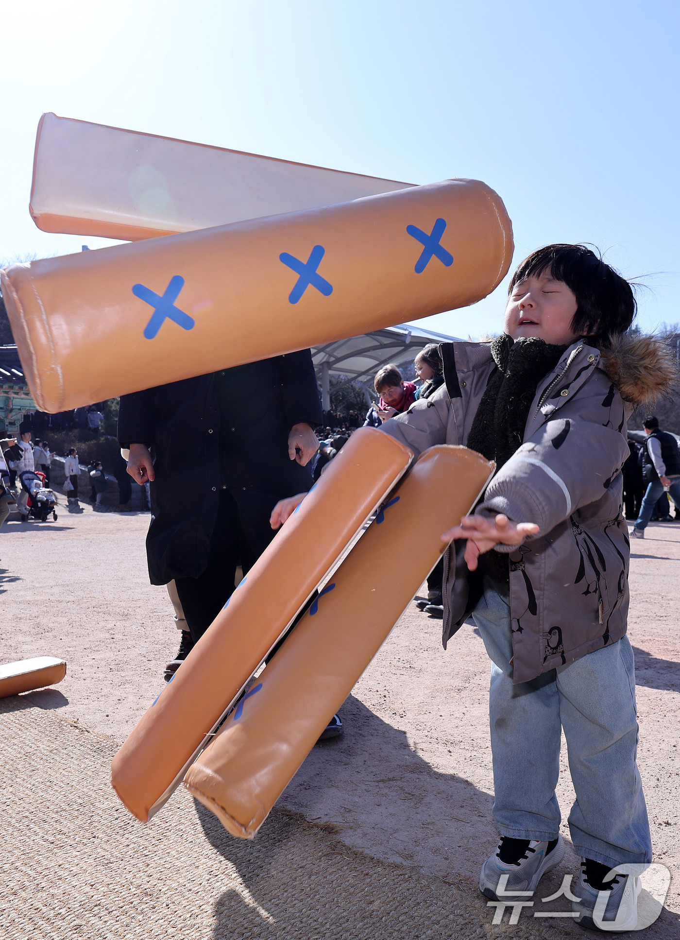 (서울=뉴스1) 박지혜 기자 = 설 연휴 마지막날인 18일 서울 중구 남산골한옥마을에서 열린 ‘2026 남산골 설축제’를 찾은 어린이가 윷놀이를 하고 있다. 2026.2.18/뉴스 …