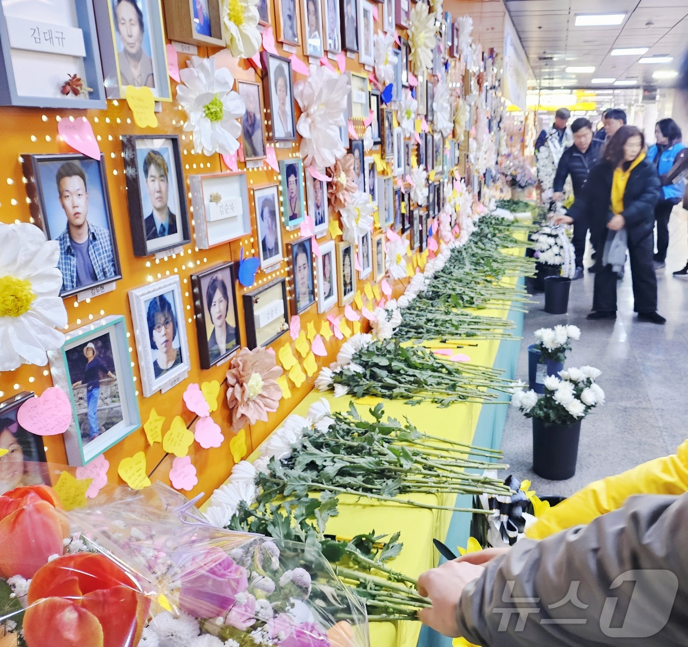 (대구=뉴스1) 남승렬 기자 = 2·18 대구지하철 화재 참사 23주기인 18일 오후 사고 현장인 대구도시철도 1호선 중앙로역에 마련된 추모 공간을 찾은 시민들이 희생자들을 추모하 …