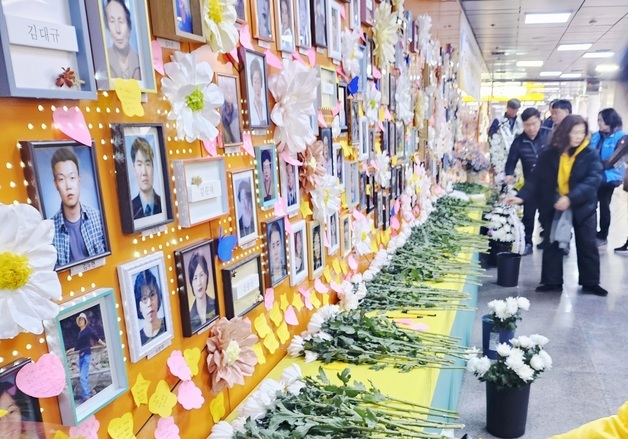 대구지하철 참사 23주기…추모하는 시민들