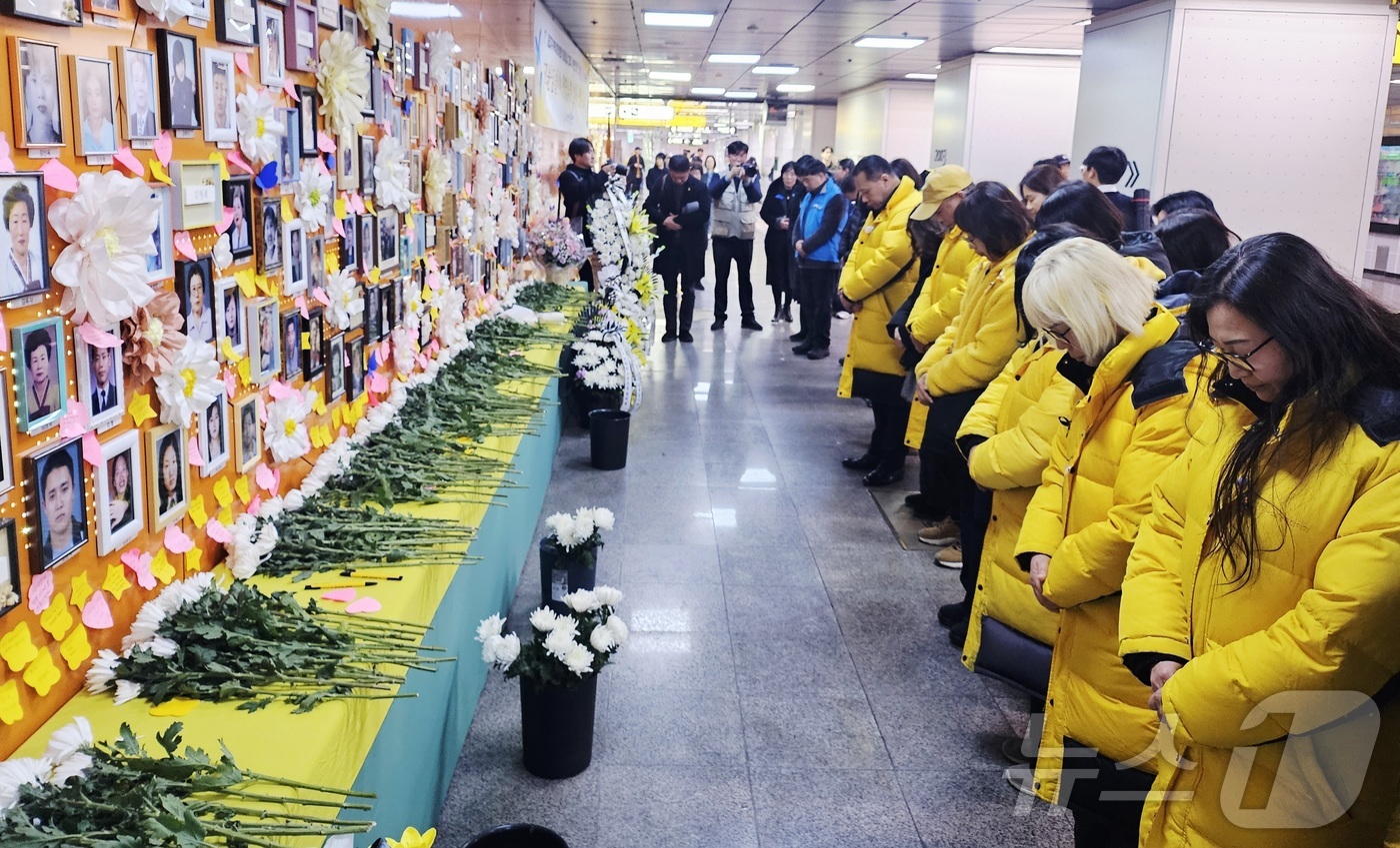 (대구=뉴스1) 남승렬 기자 = 2·18 대구지하철 화재 참사 23주기인 18일 오후 사고 현장인 대구도시철도 1호선 중앙로역에 마련된 추모 공간을 찾은 시민들이 희생자들을 추모하 …
