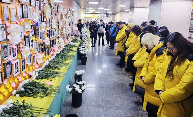 대구지하철 참사 23주기…추모하는 시민들