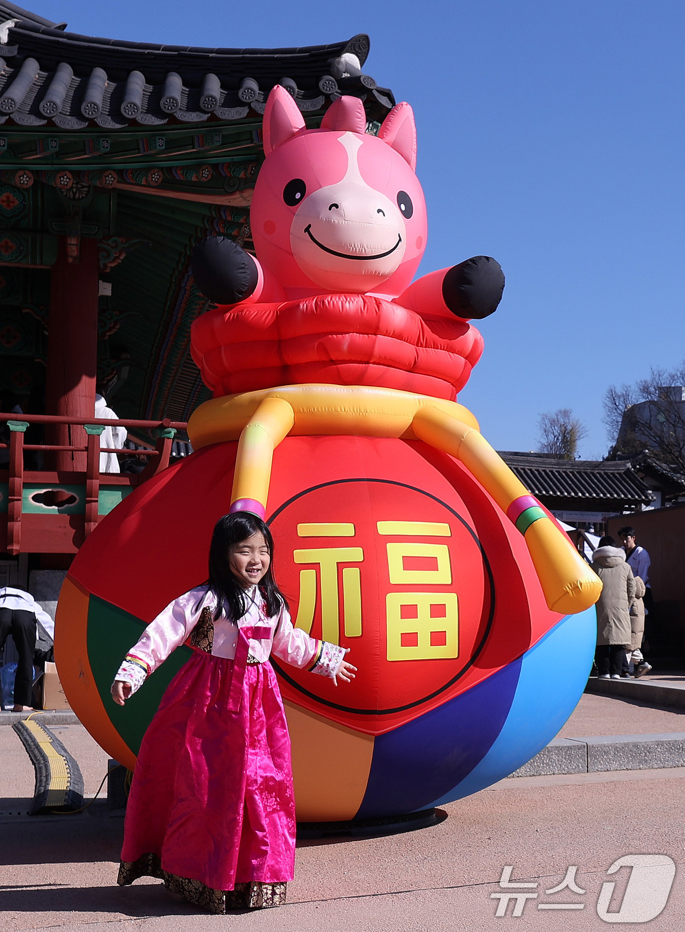(서울=뉴스1) 박지혜 기자 = 설 연휴 마지막날인 18일 서울 중구 남산골한옥마을에서 열린 ‘2026 남산골 설축제’를 찾은 어린이가 복주머니 앞에서 기념 촬영을 하고 있다. 2 …