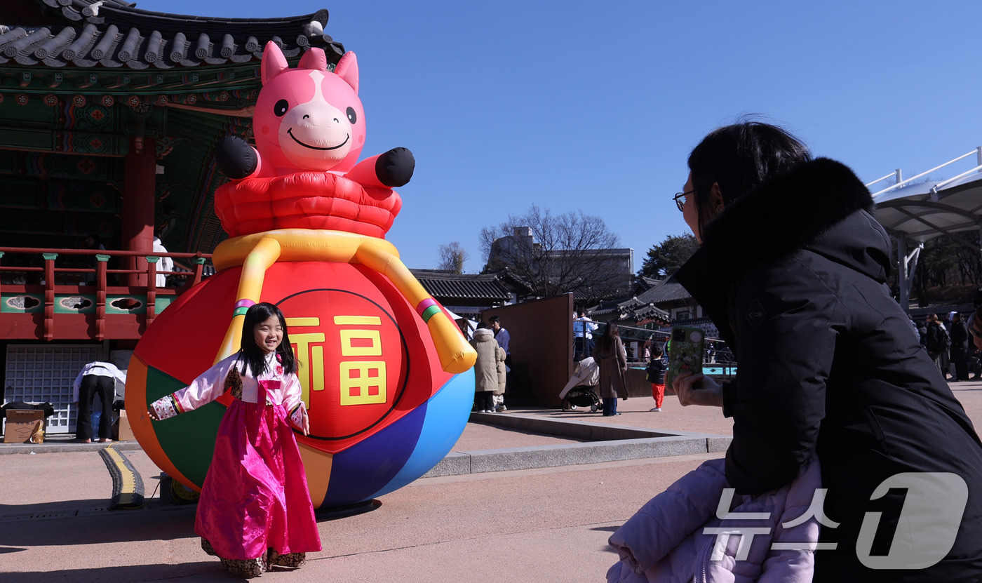 (서울=뉴스1) 박지혜 기자 = 설 연휴 마지막날인 18일 서울 중구 남산골한옥마을에서 열린 ‘2026 남산골 설축제’를 찾은 어린이가 복주머니 앞에서 기념 촬영을 하고 있다. 2 …