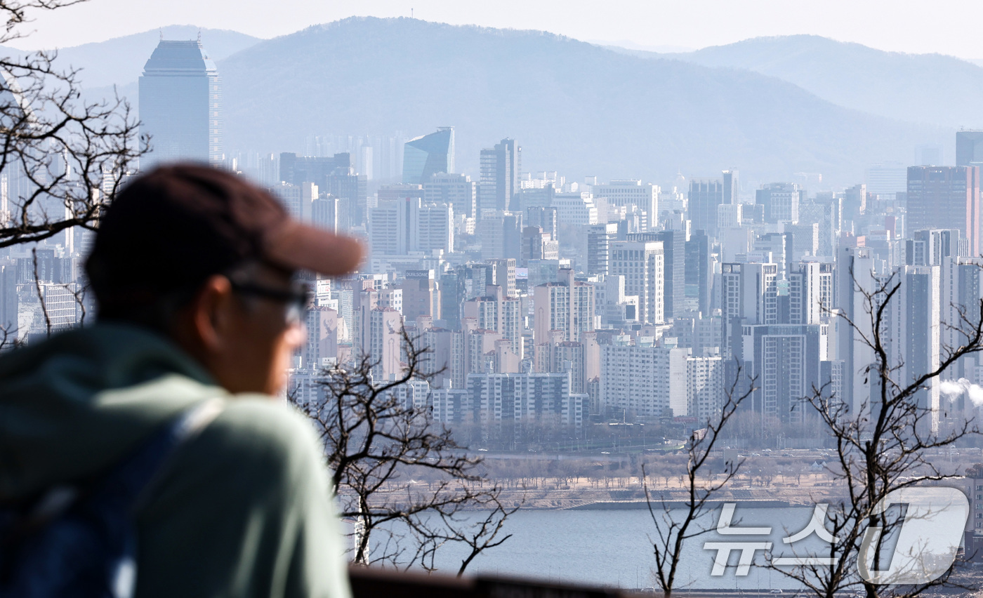 (서울=뉴스1) 최지환 기자 = 18일 국토교통부 실거래가 공개 시스템에 따르면 올해 1월1일부터 이날까지 등록된 서울 아파트 매매 계약 5684건 중 15억 원 이하 아파트의 비 …