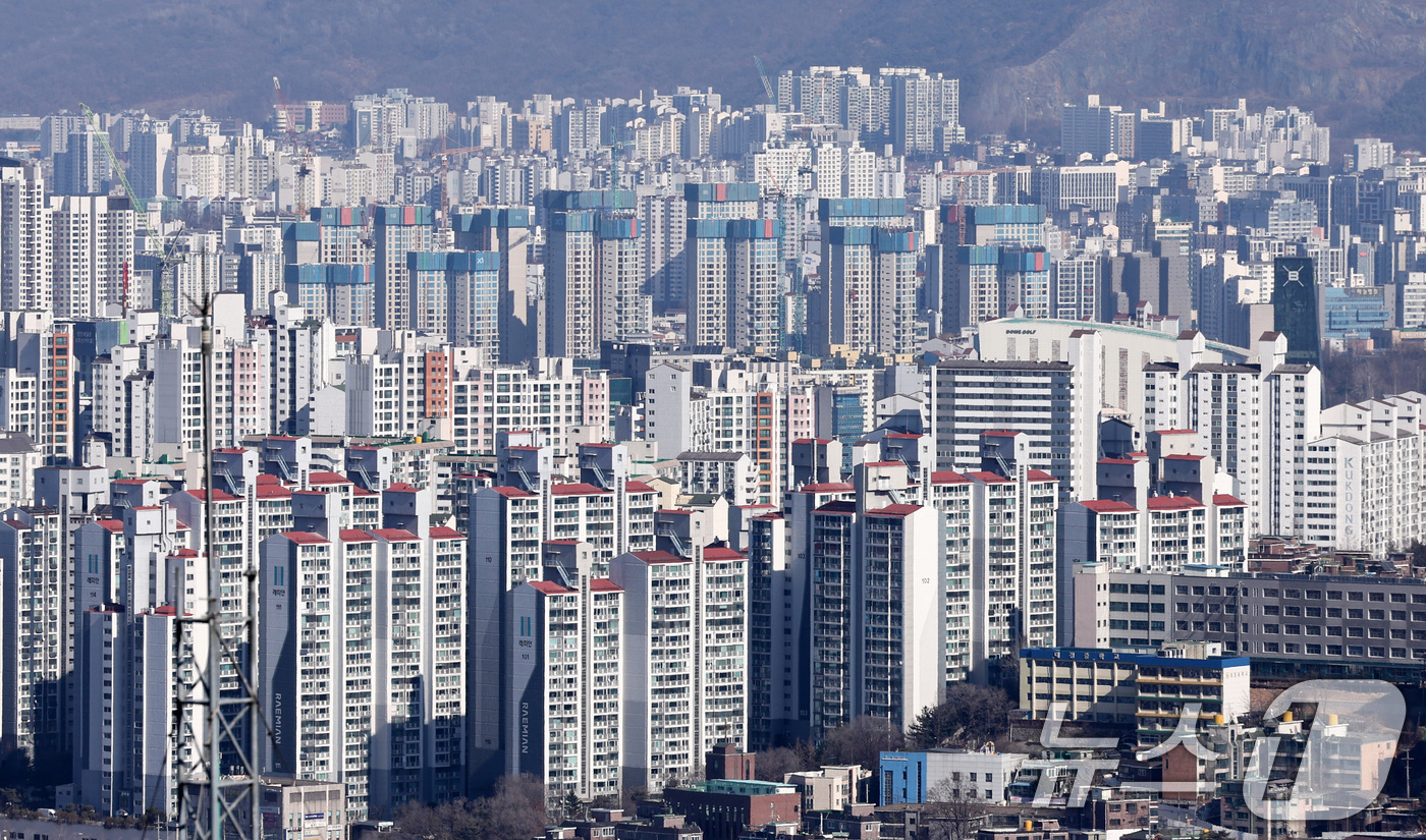 (서울=뉴스1) 최지환 기자 = 18일 국토교통부 실거래가 공개 시스템에 따르면 올해 1월1일부터 이날까지 등록된 서울 아파트 매매 계약 5684건 중 15억 원 이하 아파트의 비 …