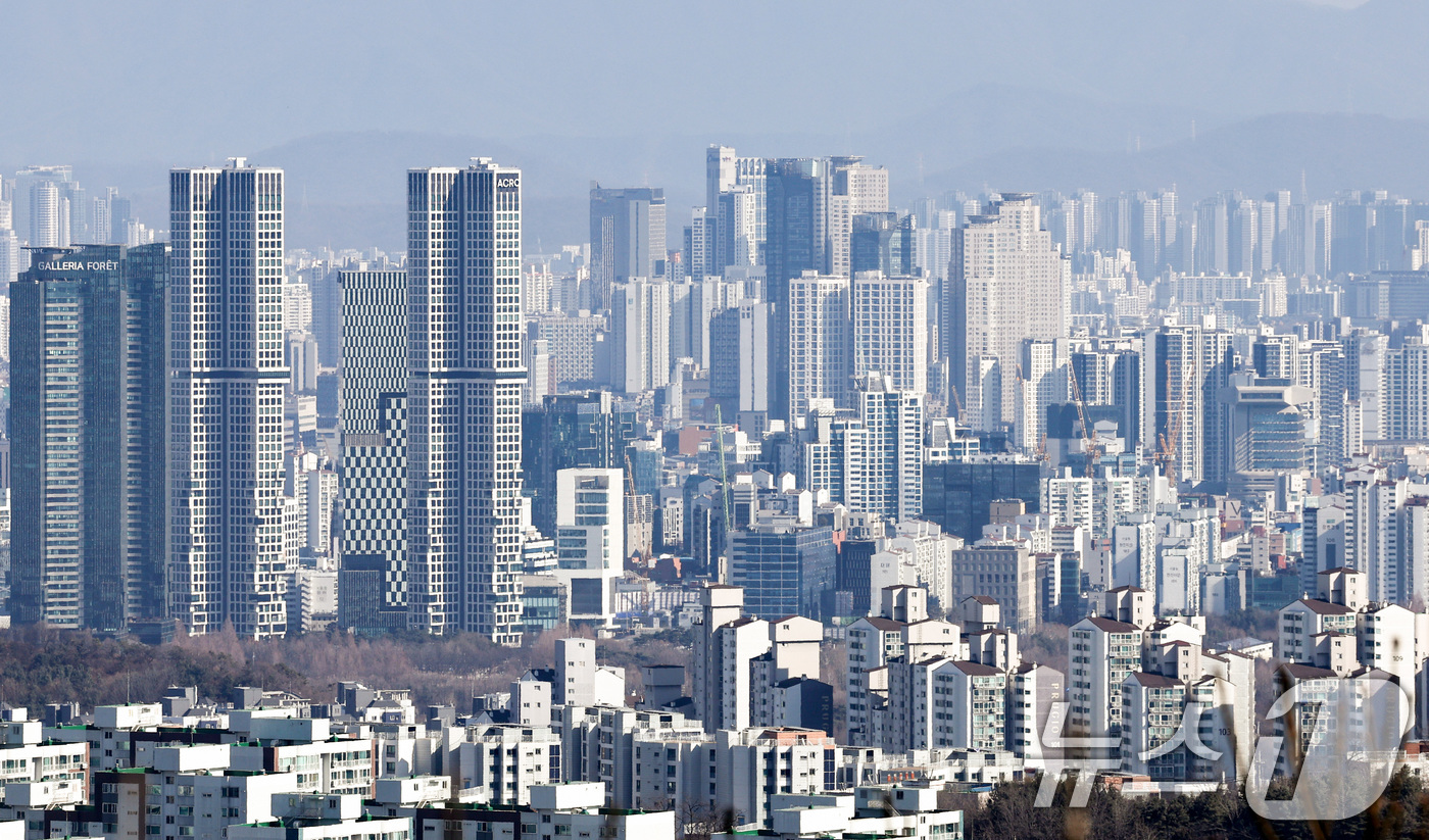 (서울=뉴스1) 최지환 기자 = 18일 국토교통부 실거래가 공개 시스템에 따르면 올해 1월1일부터 이날까지 등록된 서울 아파트 매매 계약 5684건 중 15억 원 이하 아파트의 비 …