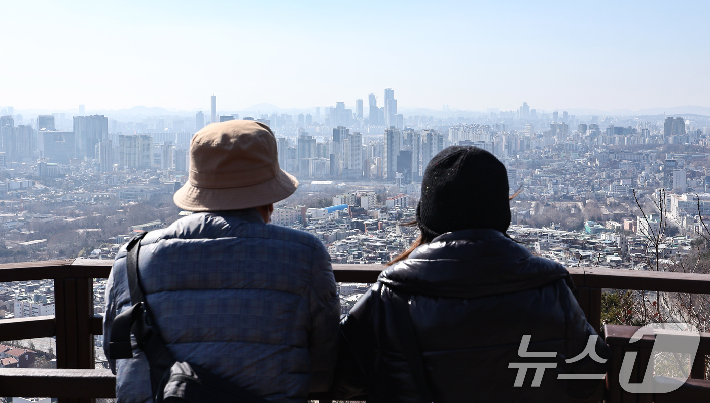 (서울=뉴스1) 최지환 기자 = 18일 국토교통부 실거래가 공개 시스템에 따르면 올해 1월1일부터 이날까지 등록된 서울 아파트 매매 계약 5684건 중 15억 원 이하 아파트의 비 …