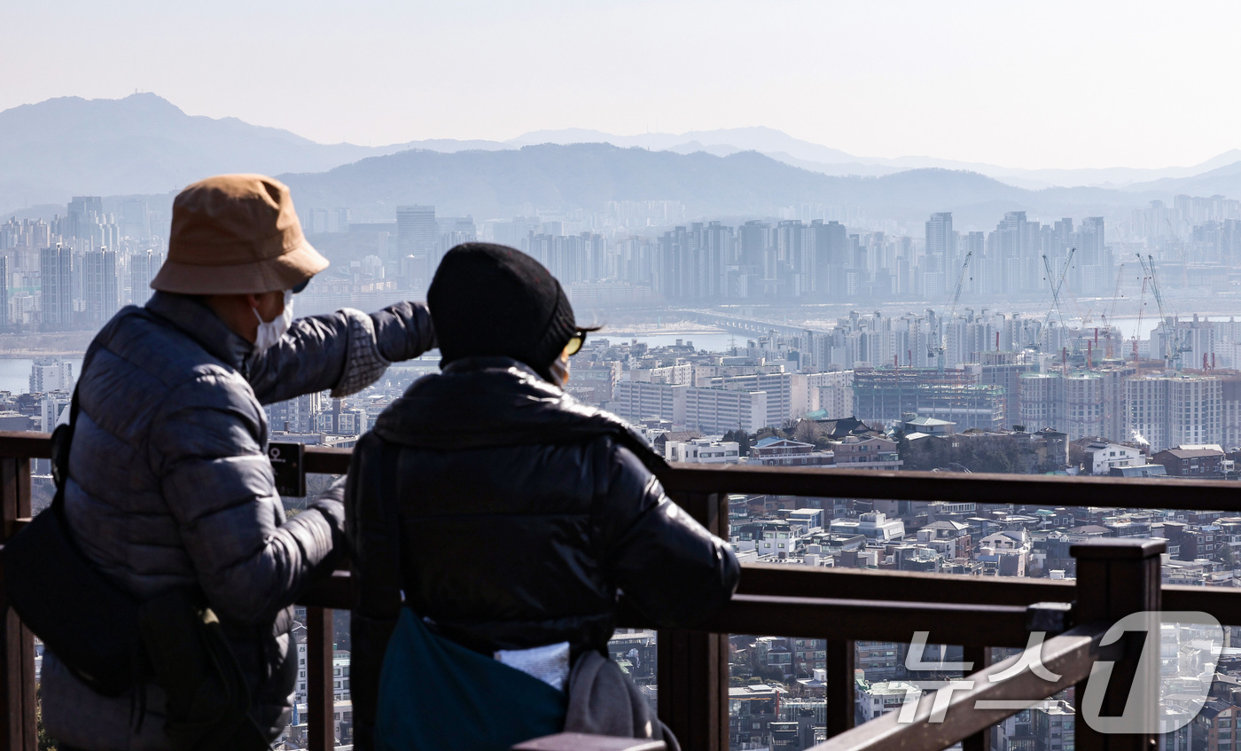 (서울=뉴스1) 최지환 기자 = 18일 국토교통부 실거래가 공개 시스템에 따르면 올해 1월1일부터 이날까지 등록된 서울 아파트 매매 계약 5684건 중 15억 원 이하 아파트의 비 …