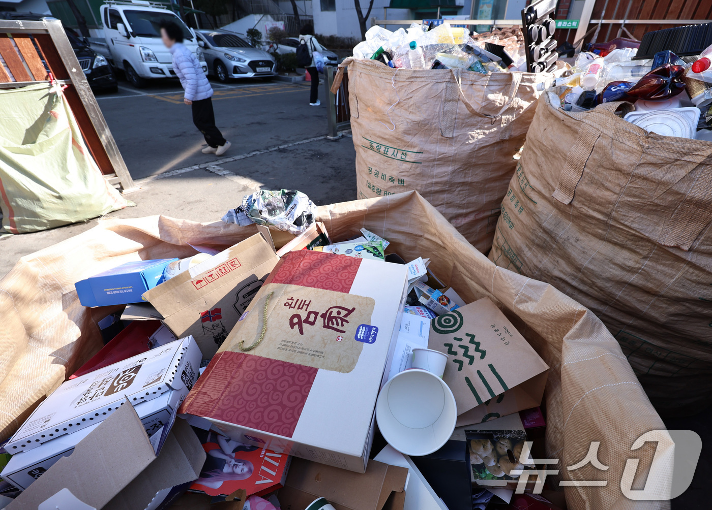 (서울=뉴스1) 구윤성 기자 = 설 연휴 마지막날인 18일 오후 서울의 한 아파트 분리수거장에 명절 기간 동안 배출된 명절 선물 포장재 등 쓰레기가 쌓여 있다. 2026.2.18/ …
