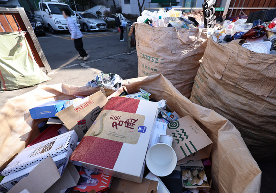 분리수거장에 쌓인 선물세트 포장재