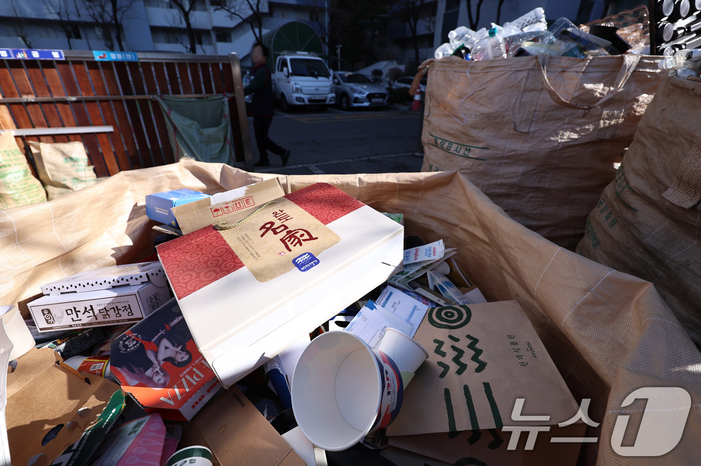 (서울=뉴스1) 구윤성 기자 = 설 연휴 마지막날인 18일 오후 서울의 한 아파트 분리수거장에 명절 기간 동안 배출된 명절 선물 포장재 등 쓰레기가 쌓여 있다. 2026.2.18/ …