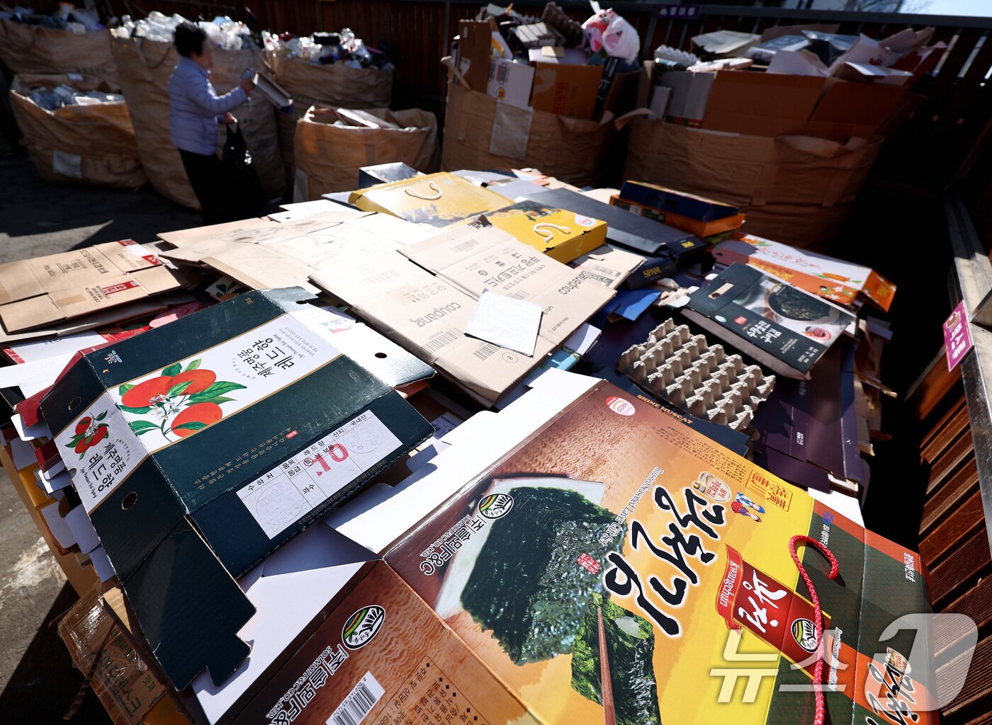 본문 이미지 - 설 연휴 마지막날인 18일 오후 서울의 한 아파트 분리수거장에 명절 기간 동안 배출된 명절 선물 포장재 등 생활폐기물들이 쌓여 있다. 2026.2.18 ⓒ 뉴스1 구윤성 기자