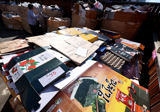 분리수거장에 쌓인 명절선물 포장재