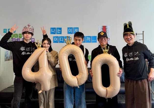 '왕과 사는 남자' 15일째 400만 돌파…천만 '왕의 남자'보다 빨라