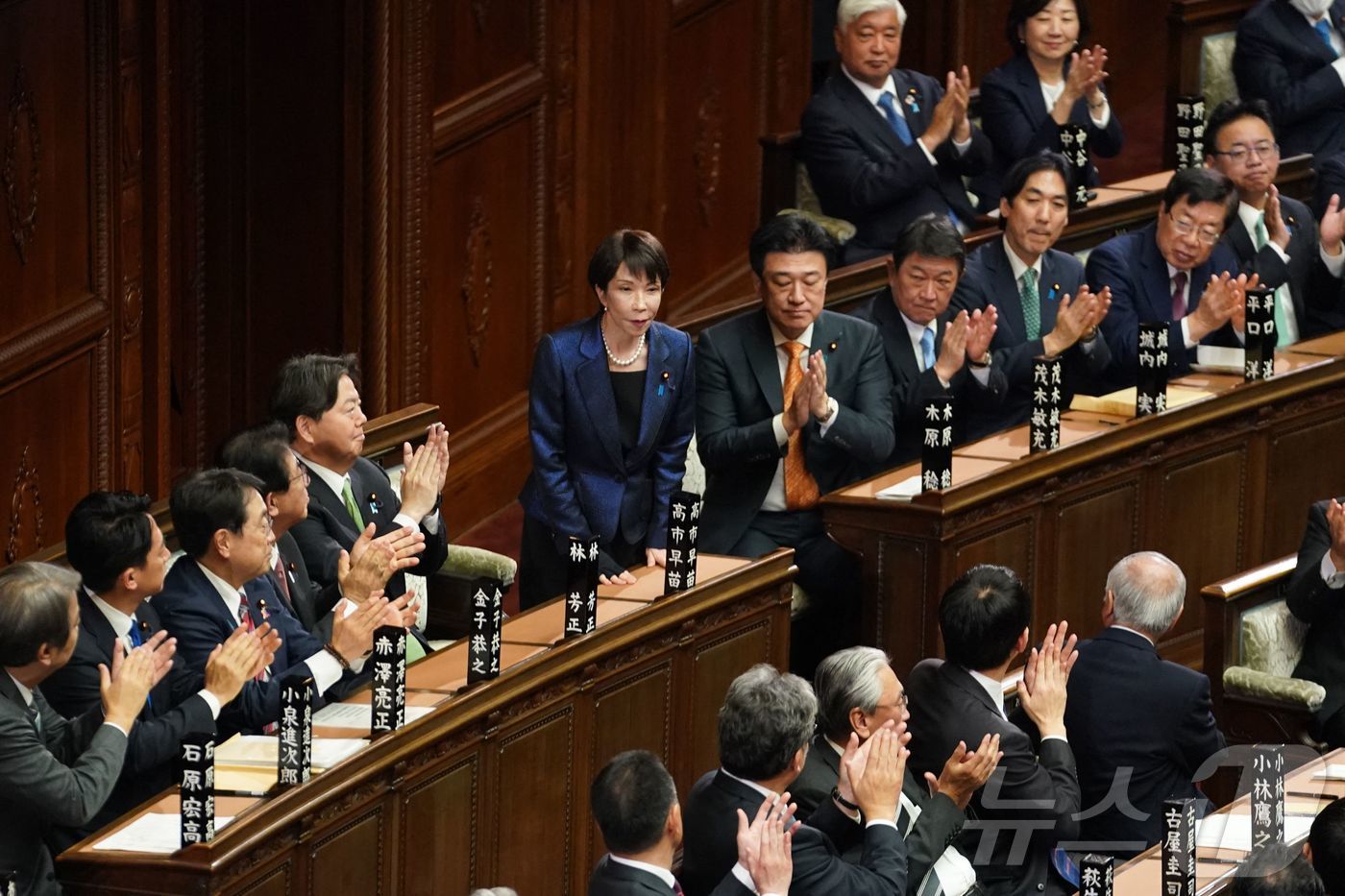 (AFP=뉴스1) 구윤성 기자 = 다카이치 사나에 일본 총리가18일 오후 도쿄 국회 중의원 본회의에서 실시된 총리 지명선거에서 차기 총리 재선출을 확정지은 뒤 의원들의 박수에 화답 …