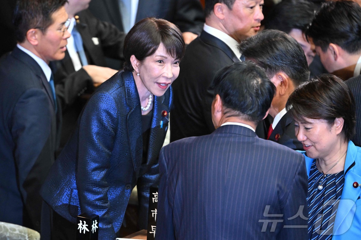 (AFP=뉴스1) 구윤성 기자 = 다카이치 사나에 일본 총리가18일 오후 도쿄 국회 중의원 본회의에서 실시된 총리 지명선거에서 의원들과 대화하고 있다.ⓒ AFP=뉴스1