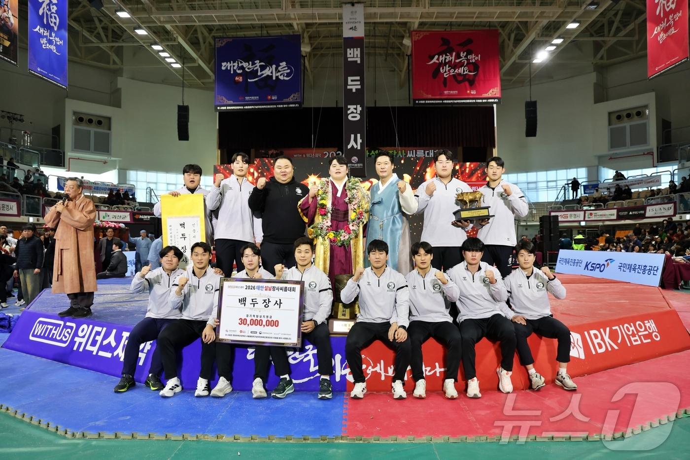 (서울=뉴스1) = 18일 충청남도 태안군 태안종합실내체육관에서 열린 ‘위더스제약 2026 태안설날장사씨름대회’ 백두장사(140kg이하)에 등극한 김민재(영암군민속씨름단)가 김기태 …