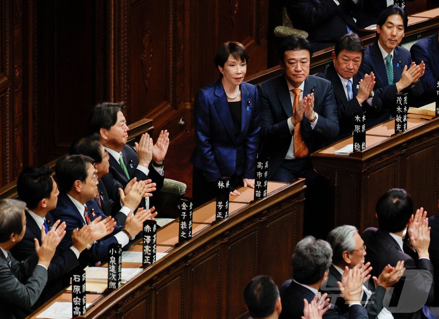 본문 이미지 - 18일 일본의 하원인 중의원에서 재차 총리로 선출된 뒤 박수를 받는 다카이치 사나에 일본 총리. ⓒ 로이터=뉴스1