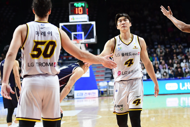 프로농구 선두 LG, 30승 선착…KCC 94-74 완파