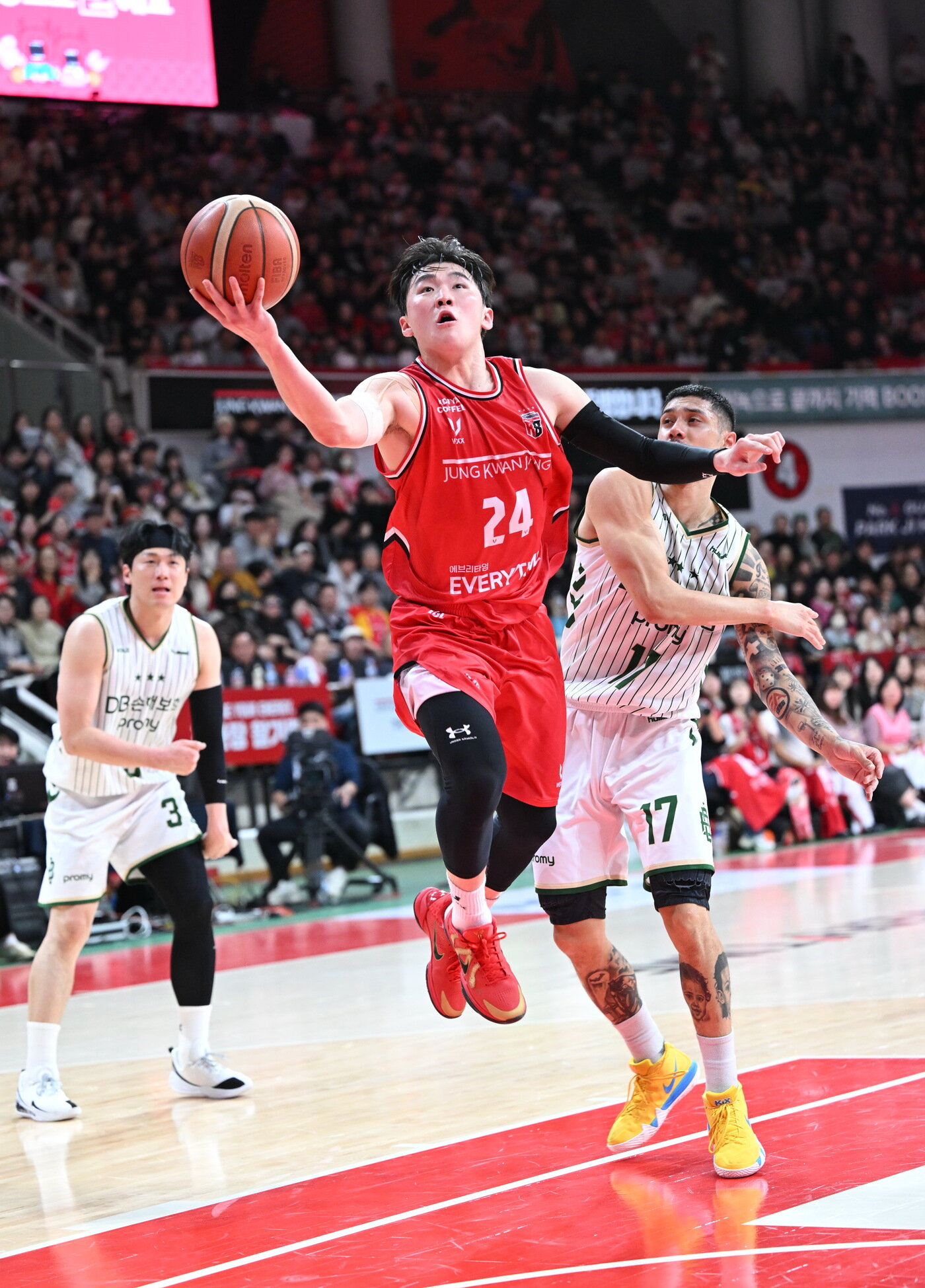 본문 이미지 - 안양 정관장 '루키' 문유현이 18일 열린 원주 DB와 2025-26 프로농구 경기에서  20점을 넣어 팀의 89-59 대승을 이끌었다. (KBL 제공)