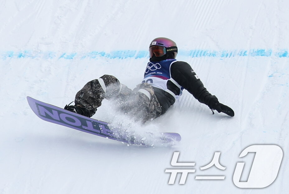 본문 이미지 - 스노보더 유승은이 18일(현지시간) 이탈리아 리비뇨 스노파크에서 열린 2026 밀라노·코르티나담페초 동계올림픽 스노보드 여자 슬로프스타일 결선에 출전해 경기를 펼치고 있다. 2026.2.18 ⓒ 뉴스1 김진환 기자