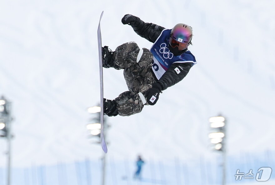 본문 이미지 - 스노보더 유승은이 18일(현지시간) 이탈리아 리비뇨 스노파크에서 열린 2026 밀라노·코르티나담페초 동계올림픽 스노보드 여자 슬로프스타일 결선에 출전해 경기를 펼치고 있다. 2026.2.18 ⓒ 뉴스1 김진환 기자