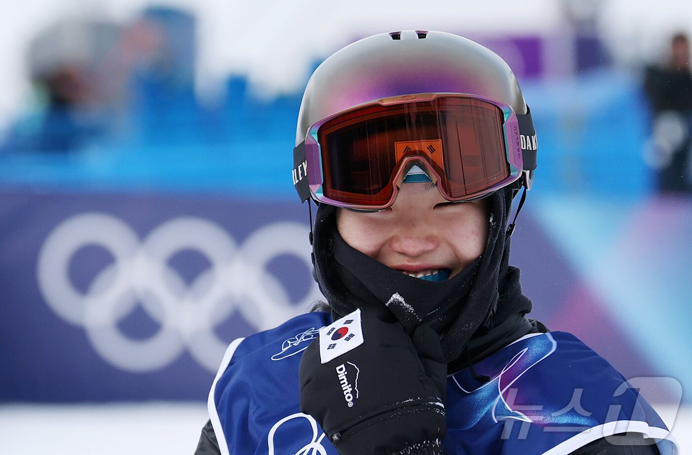 본문 이미지 - 스노보드 유승은이 18일(현지시간) 이탈리아 리비뇨 스노파크에서 열린 2026 밀라노·코르티나담페초 동계올림픽 스노보드 여자 슬로프스타일 3차 결선을 마친 뒤 미소를 짓고 있다. 2026.2.18 ⓒ 뉴스1 김진환 기자