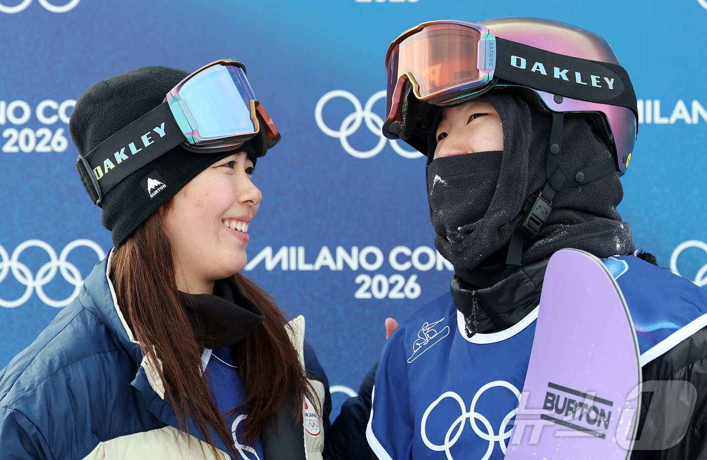 본문 이미지 - 스노보드 유승은이 18일(현지시간) 이탈리아 리비뇨 스노파크에서 열린 2026 밀라노·코르티나담페초 동계올림픽 스노보드 여자 슬로프스타일 3차 결선을 마친 뒤 금메달을 획득한 일본의 후카다 마리(왼쪽)의 위로를 받고 있다. 2026.2.18 ⓒ 뉴스1 김진환 기자