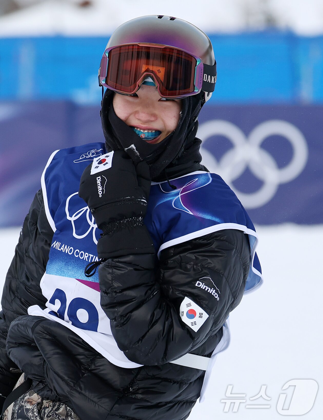 본문 이미지 - 스노보드 유승은이 18일(현지시간) 이탈리아 리비뇨 스노파크에서 열린 2026 밀라노·코르티나담페초 동계올림픽 스노보드 여자 슬로프스타일 3차 결선을 마친 뒤 미소를 짓고 있다. 유승은은 최종 34.18점을 기록, 결선 출전 12명 중 최하위에 머물며 멀티 메달 도전에 실패했다. 2026.2.18 ⓒ 뉴스1 김진환 기자