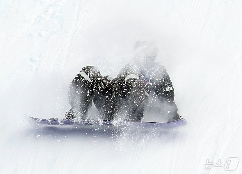 본문 이미지 - 스노보드 유승은이 18일(현지시간) 이탈리아 리비뇨 스노파크에서 열린 2026 밀라노·코르티나담페초 동계올림픽 스노보드 여자 슬로프스타일 2차 결선에서 넘어지고 있다.  2026.2.18 ⓒ 뉴스1 김진환 기자