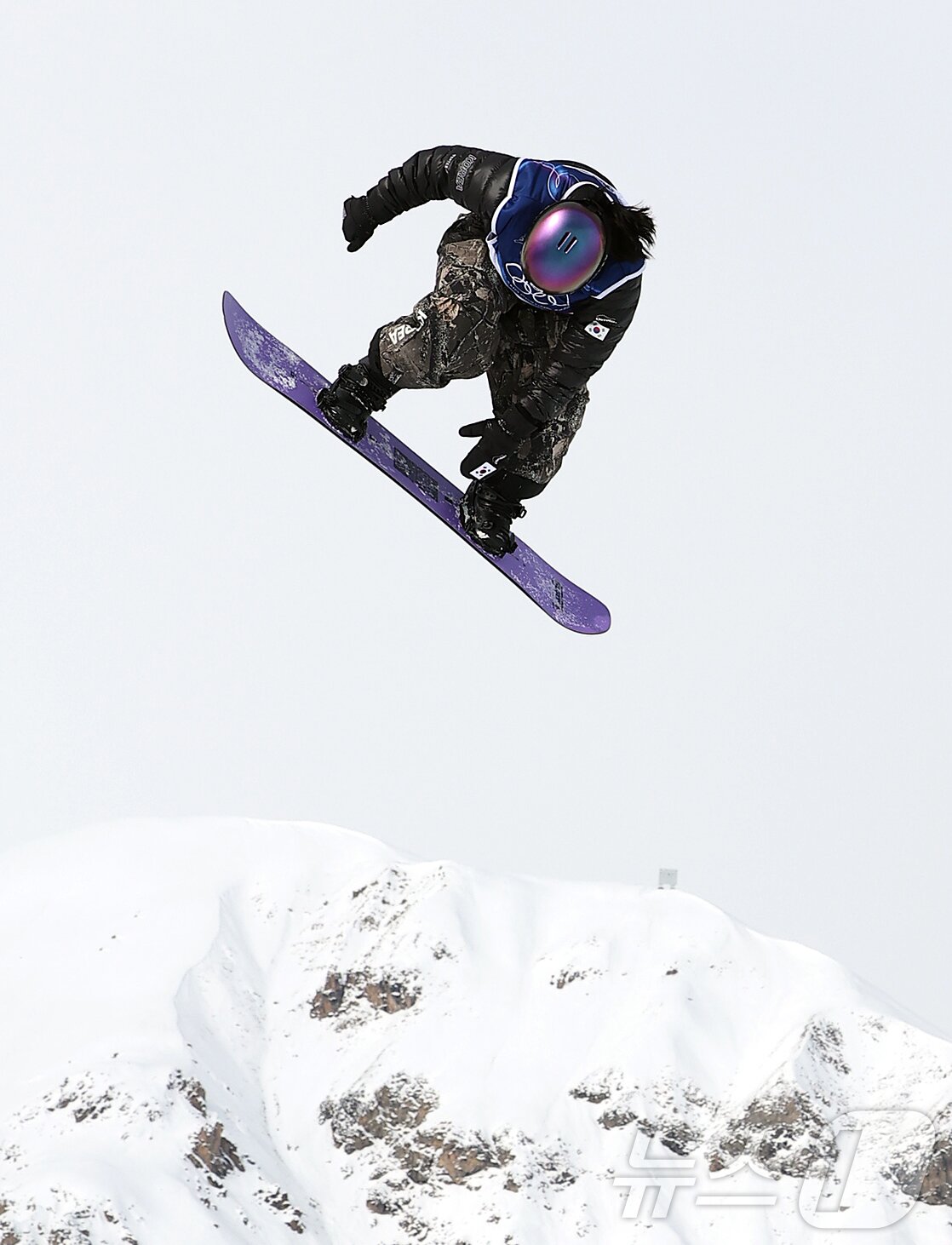 본문 이미지 - 스노보드 유승은이 18일(현지시간) 이탈리아 리비뇨 스노파크에서 열린 2026 밀라노·코르티나담페초 동계올림픽 스노보드 여자 슬로프스타일 결선 경기를 펼치고 있다. 유승은은 최종 34.18점을 기록, 결선 출전 12명 중 최하위에 머물며 멀티 메달 도전에 실패했다. 2026.2.18 ⓒ 뉴스1 김진환 기자