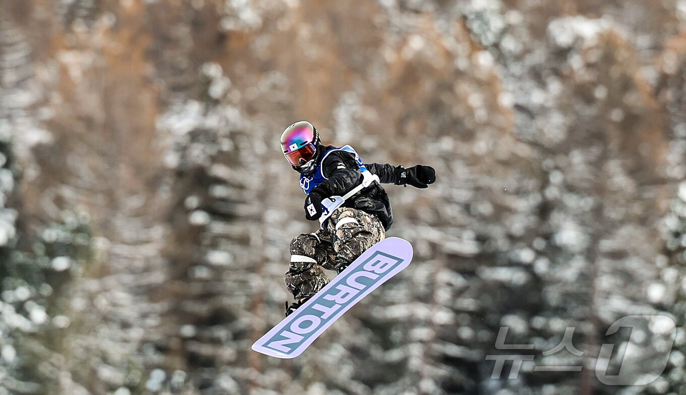 본문 이미지 - 스노보드 유승은이 18일(현지시간) 이탈리아 리비뇨 스노파크에서 열린 2026 밀라노·코르티나담페초 동계올림픽 스노보드 여자 슬로프스타일 결선 경기를 펼치고 있다.  2026.2.18 ⓒ 뉴스1 김진환 기자