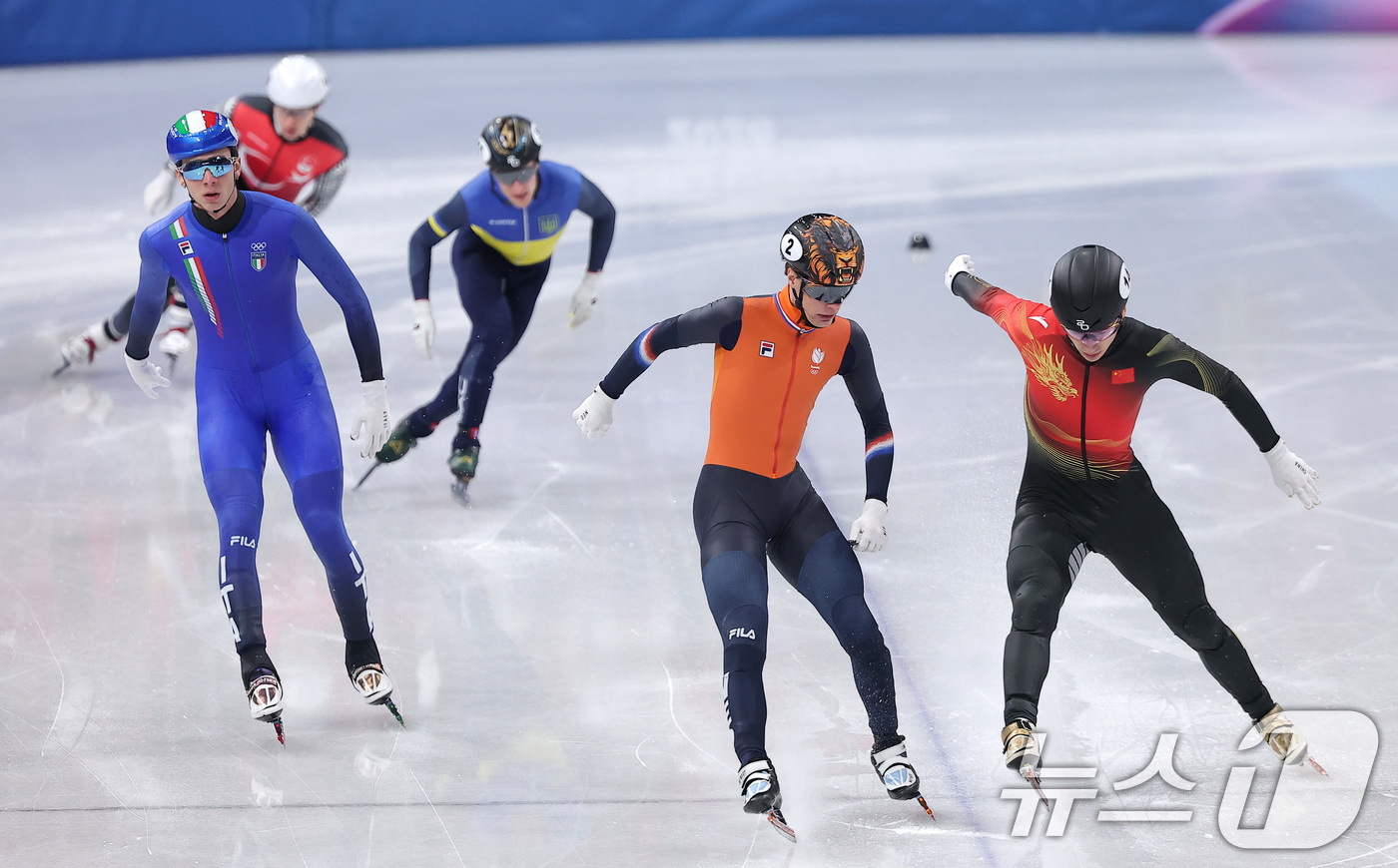 (밀라노=뉴스1) 김성진 기자 = 네덜란드 쇼트트랙 선수 옌스 판트 바우트가 18일(현지시간) 이탈리아 밀라노 아이스스케이팅 아레나에서 열린 2026 밀라노·코르티나담페초 동계올림 …