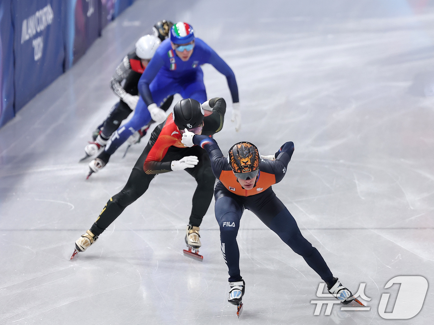 (밀라노=뉴스1) 김성진 기자 = 네덜란드 쇼트트랙 선수 옌스 판트 바우트가 18일(현지시간) 이탈리아 밀라노 아이스스케이팅 아레나에서 열린 2026 밀라노·코르티나담페초 동계올림 …