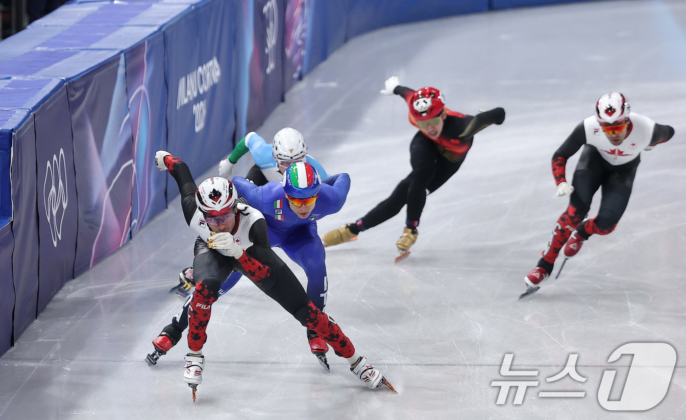 (밀라노=뉴스1) 김성진 기자 = 캐나다 쇼트트랙 선수 윌리엄 단지누가 18일(현지시간) 이탈리아 밀라노 아이스스케이팅 아레나에서 열린 2026 밀라노·코르티나담페초 동계올림픽 쇼 …