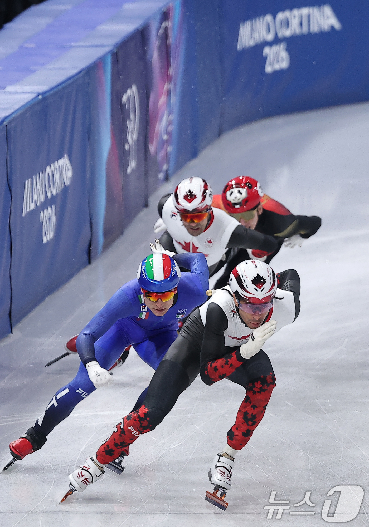 (밀라노=뉴스1) 김성진 기자 = 캐나다 쇼트트랙 선수 윌리엄 단지누가 18일(현지시간) 이탈리아 밀라노 아이스스케이팅 아레나에서 열린 2026 밀라노·코르티나담페초 동계올림픽 쇼 …