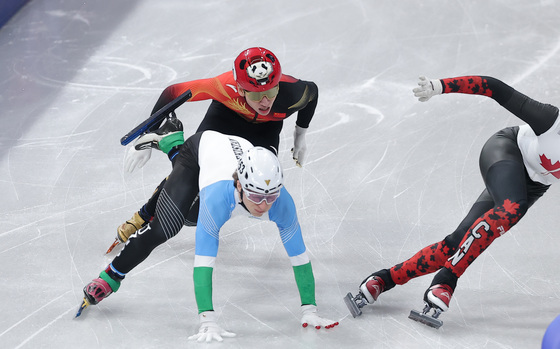 우즈벡 선수와 충돌하는 린샤오쥔