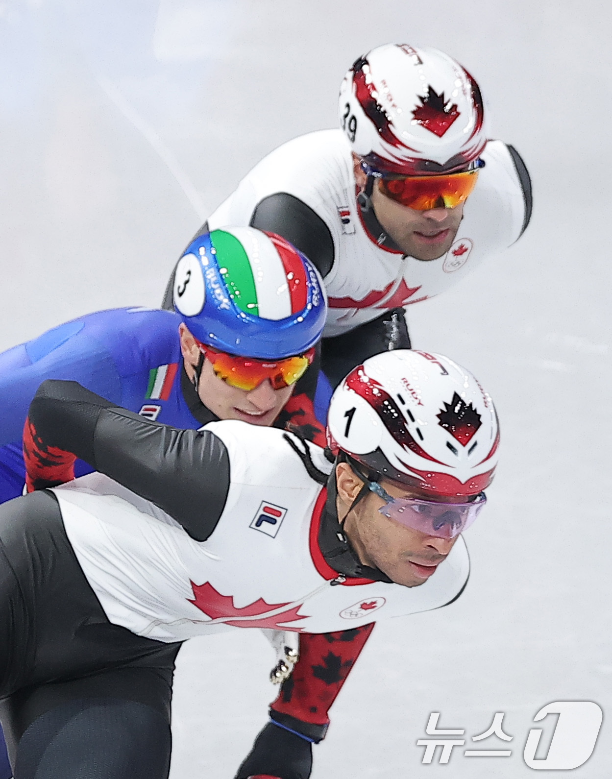 (밀라노=뉴스1) 김성진 기자 = 캐나다 쇼트트랙 선수 윌리엄 단지누가 18일(현지시간) 이탈리아 밀라노 아이스스케이팅 아레나에서 열린 2026 밀라노·코르티나담페초 동계올림픽 쇼 …