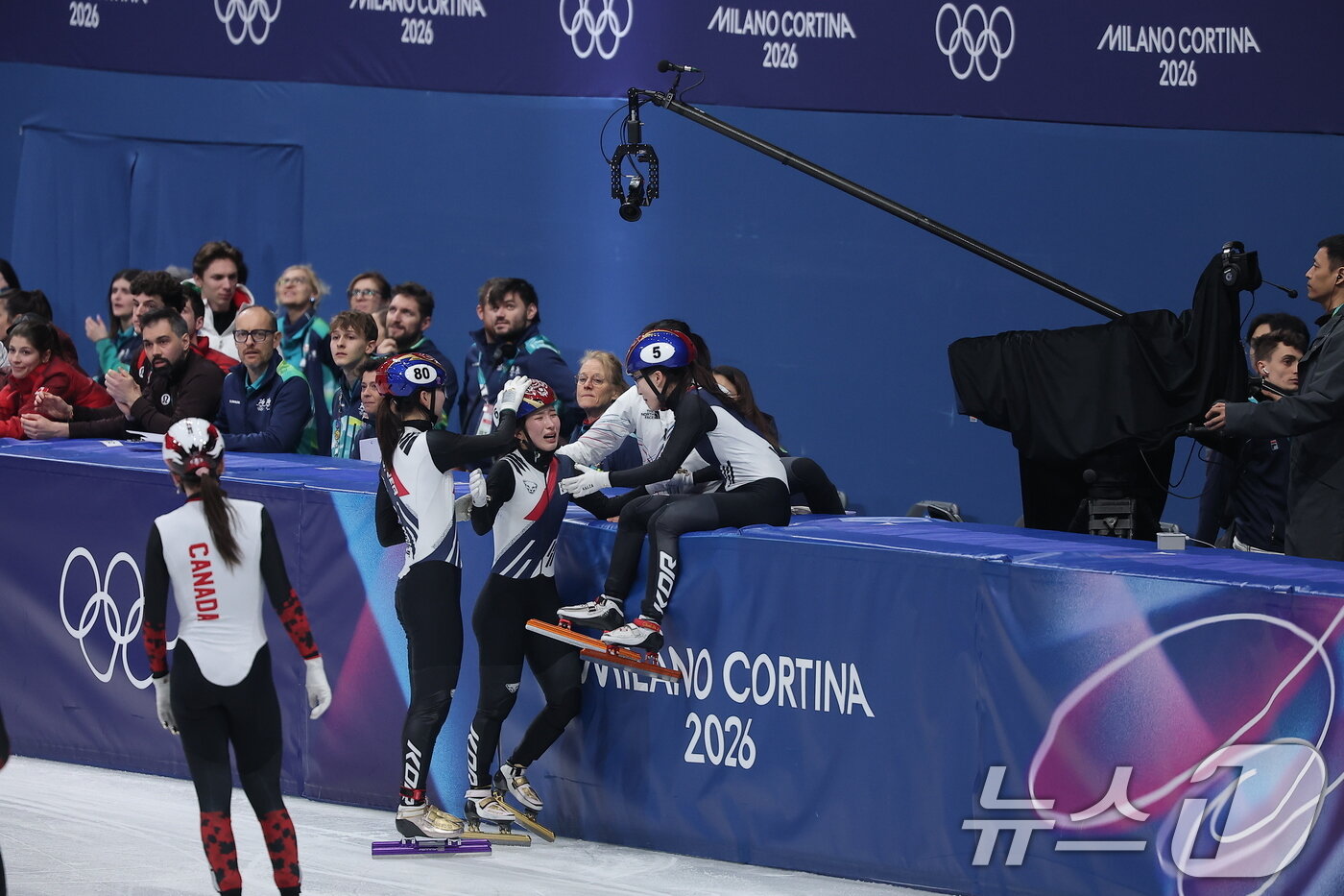 본문 이미지 - 금메달 확정 후 기뻐하는 한국 선수들. ⓒ 뉴스1 김성진 기자