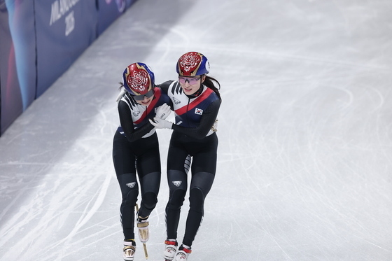 기쁨 나누는 김길리와 최민정