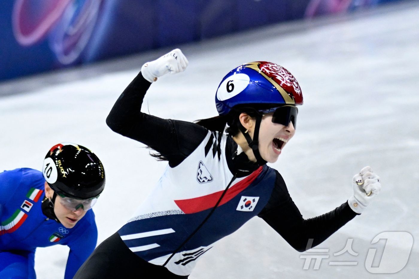 본문 이미지 - 역전 금메달을 딴 뒤 포효하는 김길리. ⓒ AFP=뉴스1
